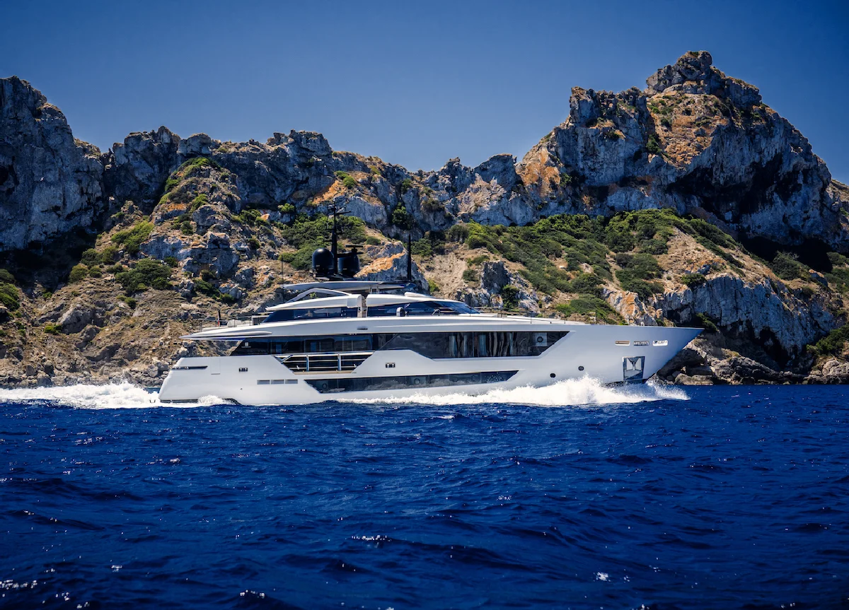 luxury-yacht-custom-line-alvium-cruising