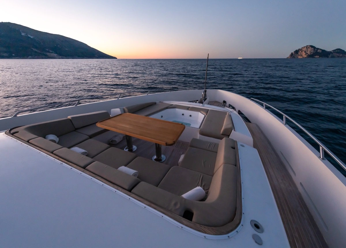 tamsen yachts quantum h bow