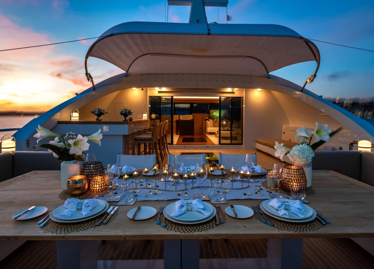 tamsen-yachts-quantum-h-outdoor-dining
