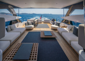 luxury-yacht-custom-line-alvium-lounge-flybridge