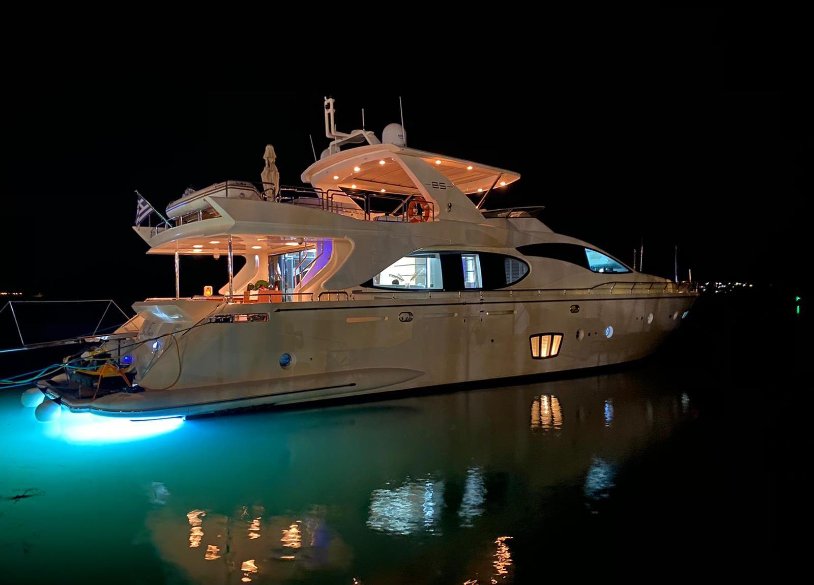 La Fenice sideview at nacht