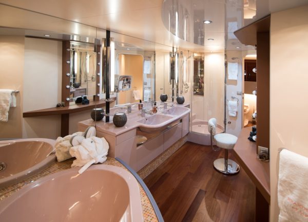 luxury yacht heesen 28m heartbeat of life spain bathroom