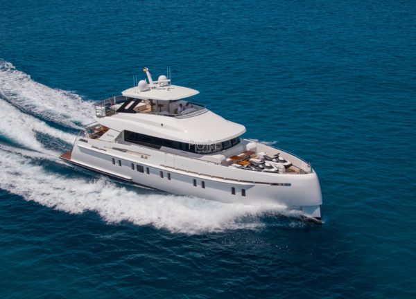 luxury yacht vanquish 82 sea story charter