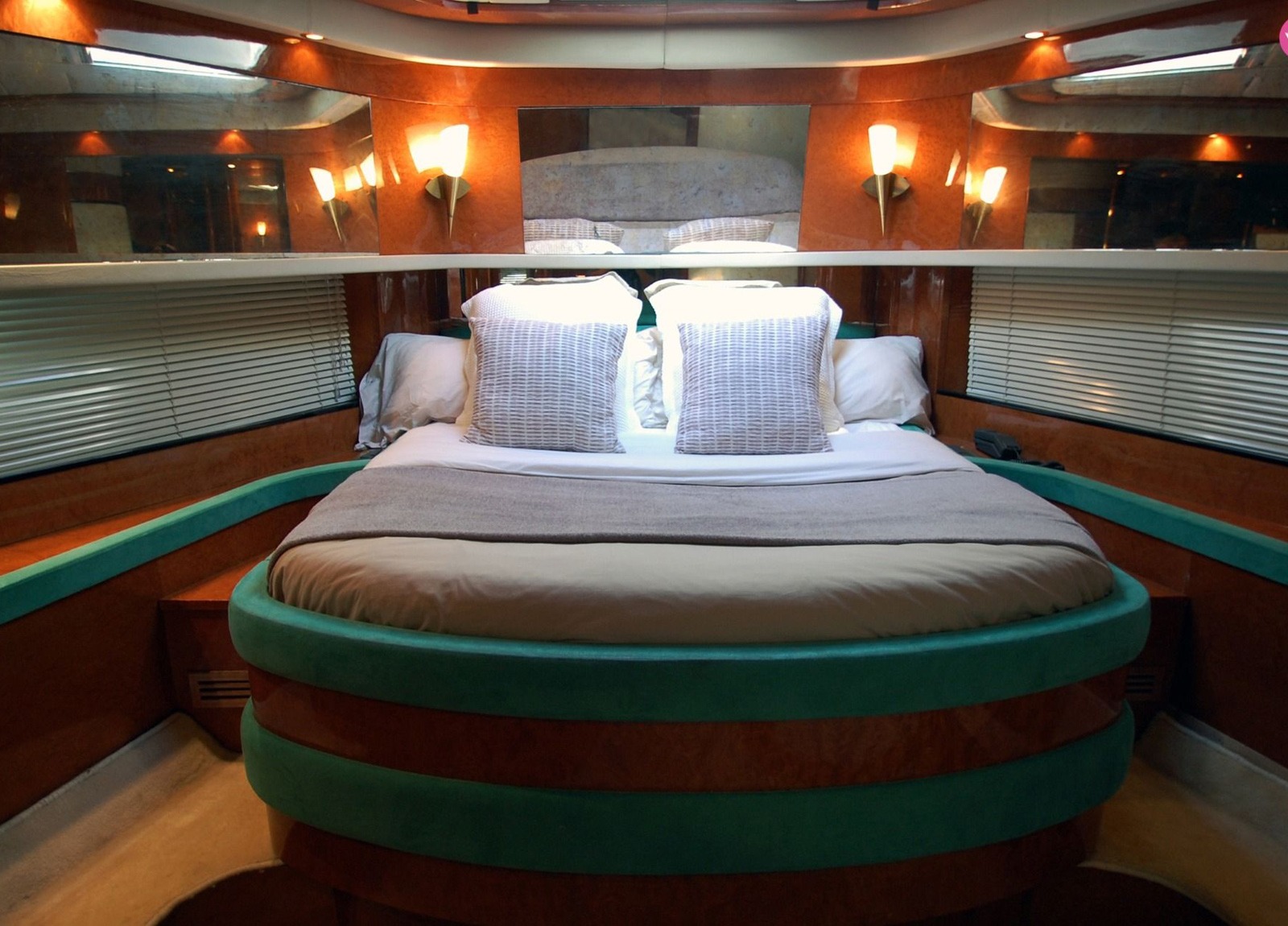 vip cabin luxury yacht mochi craft 85 leigh spain