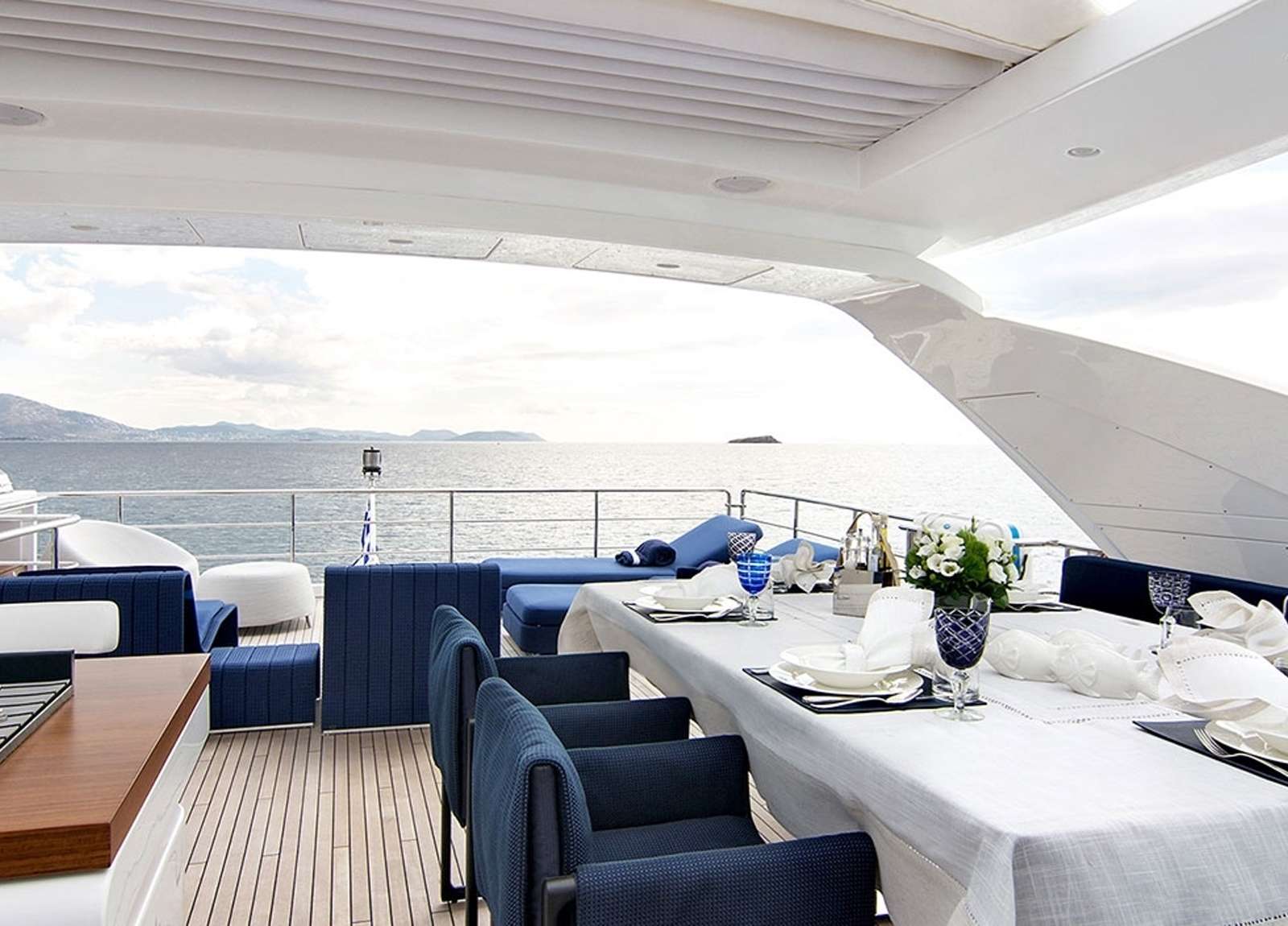 Upperdeck seating Luxury Yacht azimut 95 memories too