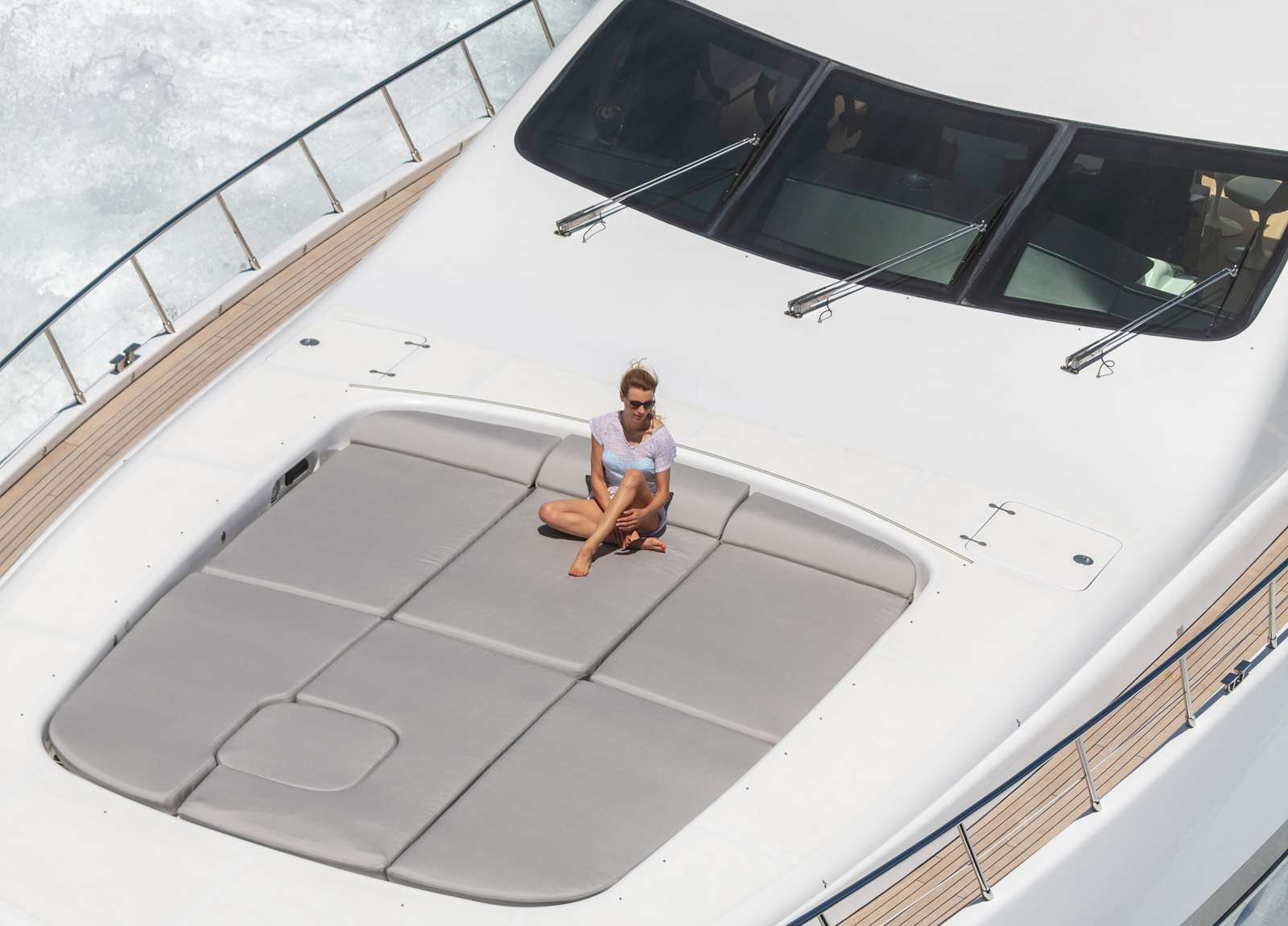 sunbeds luxury yacht mangusta 108 lady b