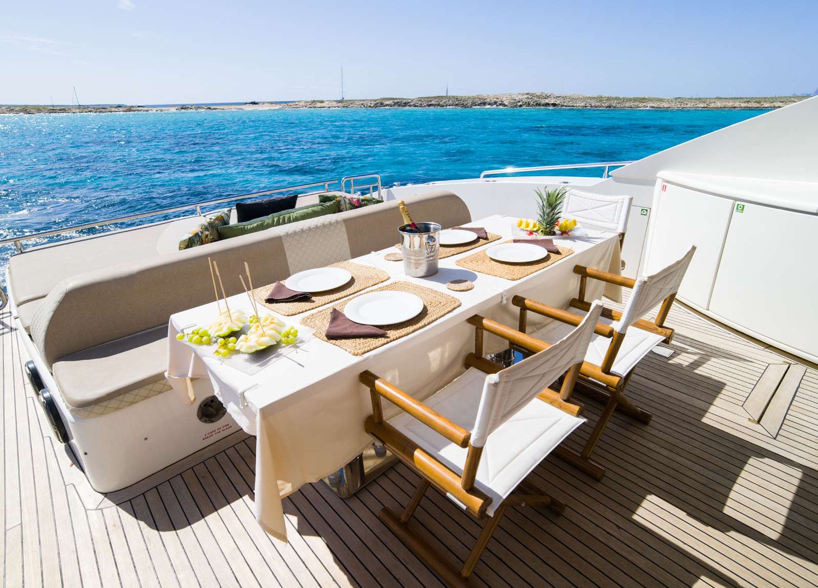 oberdeck sitzgruppe luxusyacht canados 90 funky town balearic islands charter