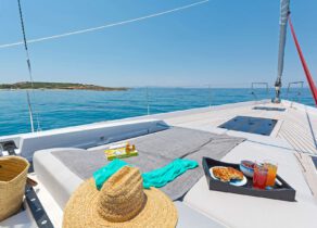 sunbeds-luxury-yacht-hanse-675-nadamas