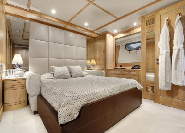 benetti classic 120 quest vip cabin