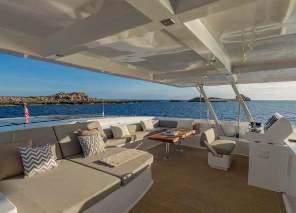 charter yacht silent dream flybridge