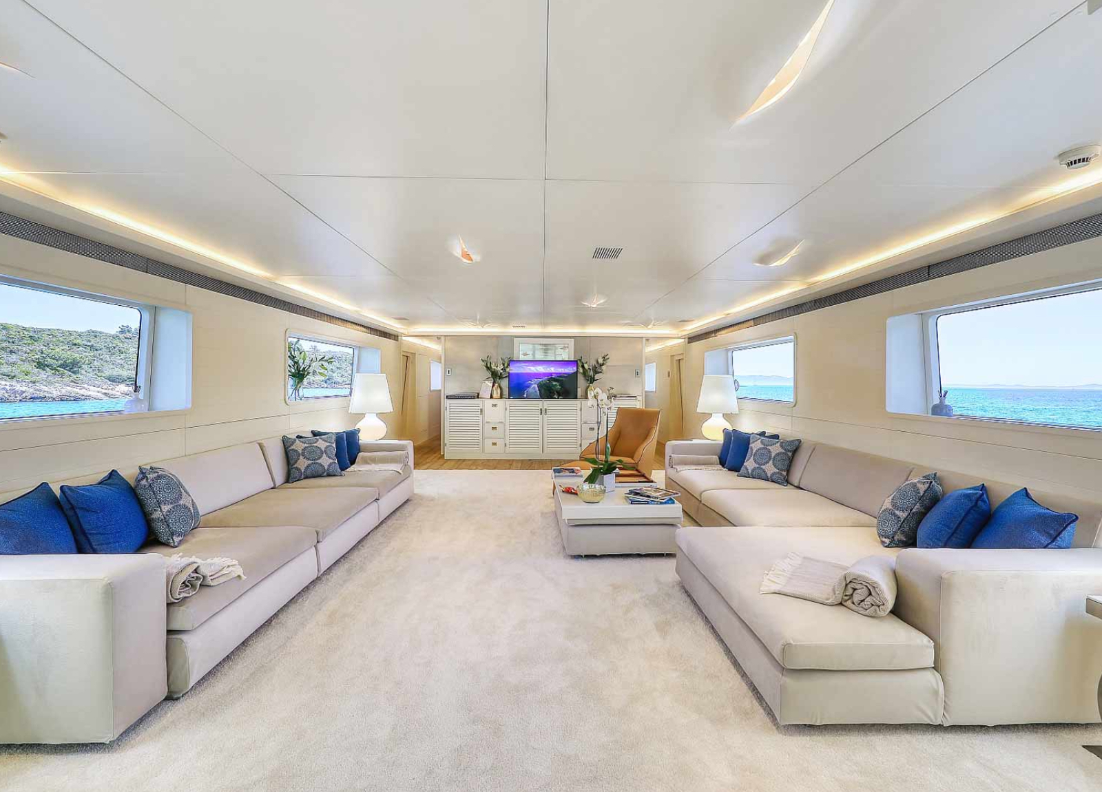 charter yacht admiral 35 anavi salon