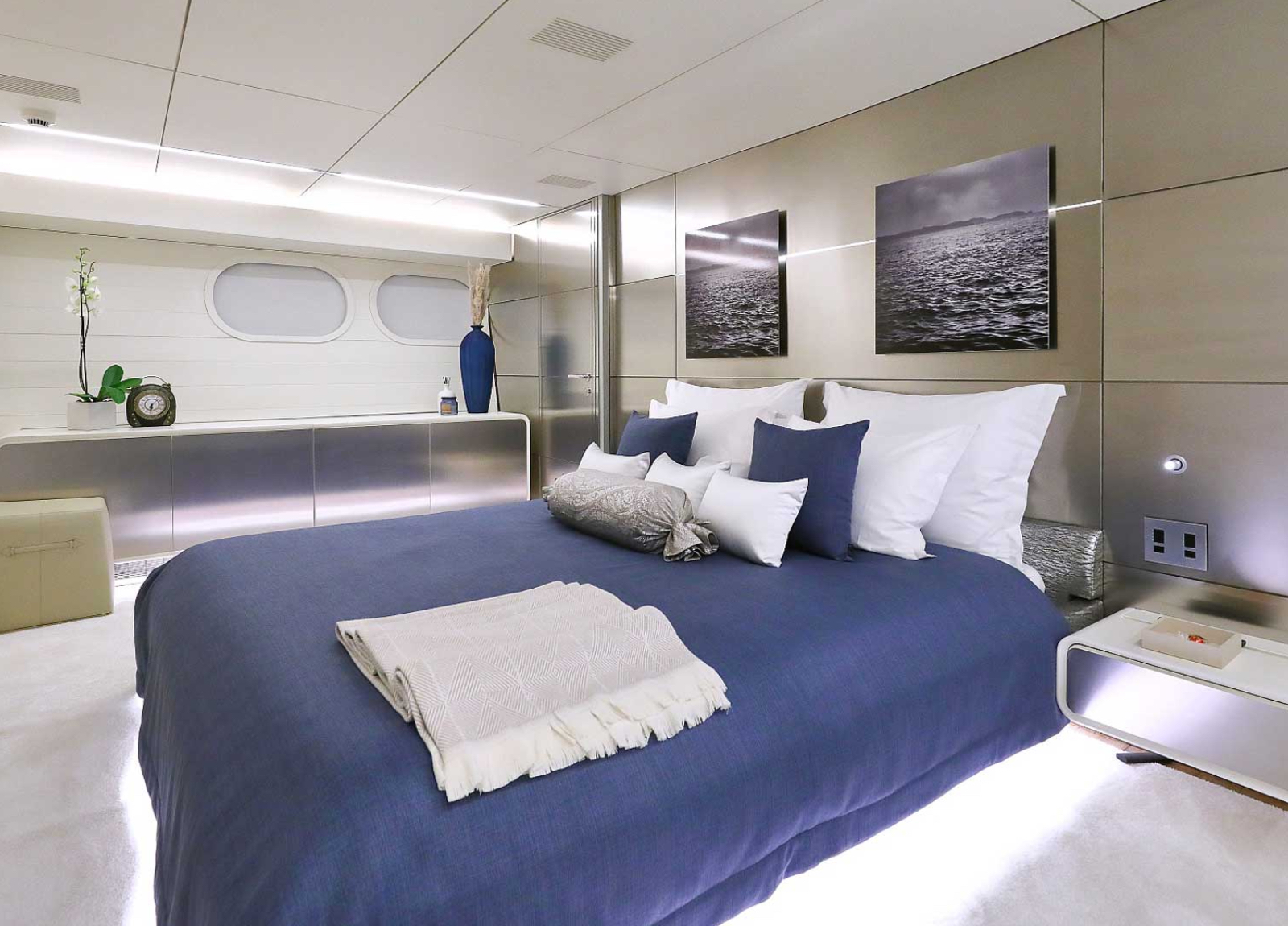 charter yacht admiral 35 anavi suite