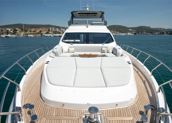 charter yacht azimut 78 fly prewi bow