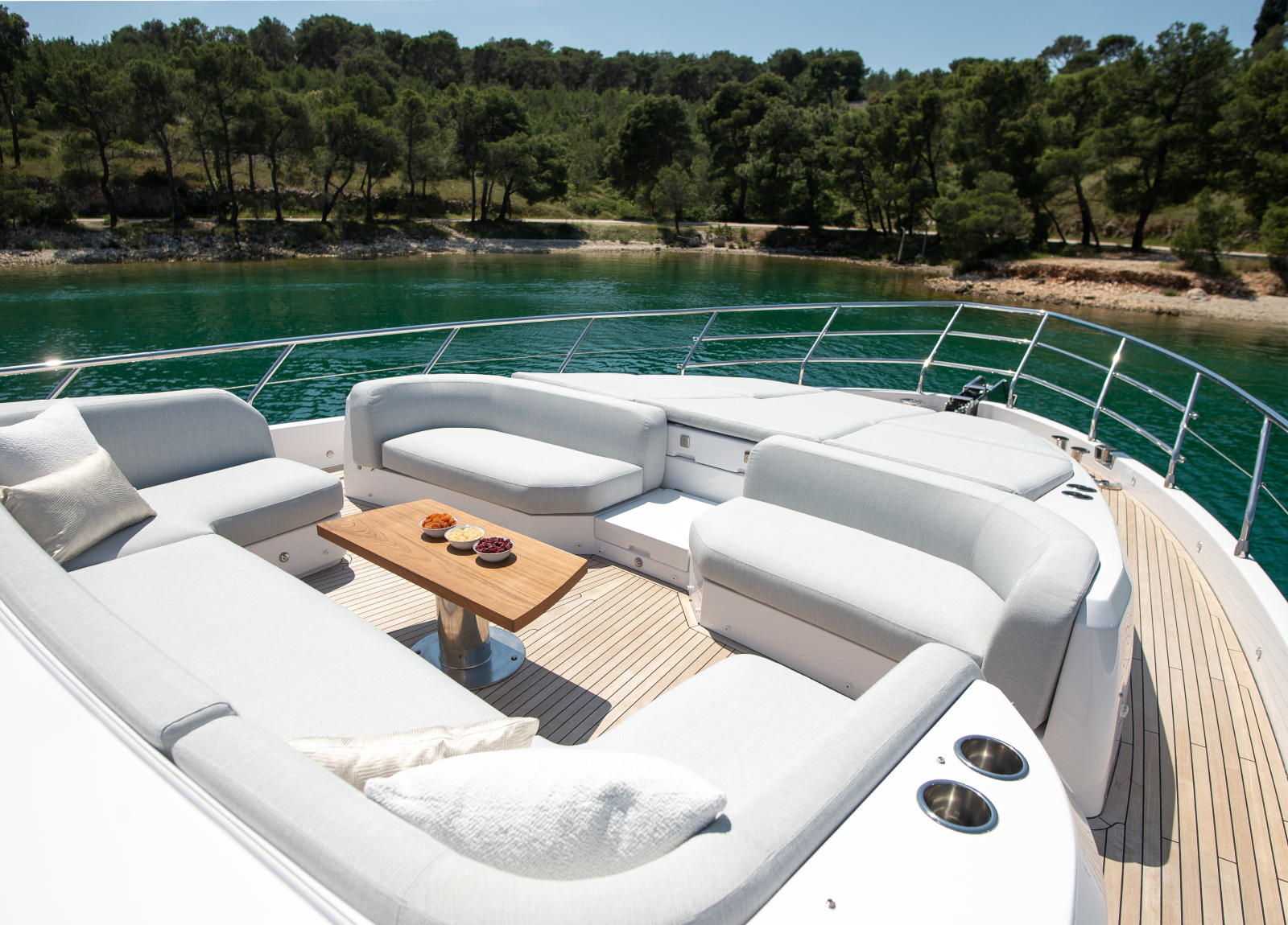 charter yacht azimut 78 fly prewi croatia bow