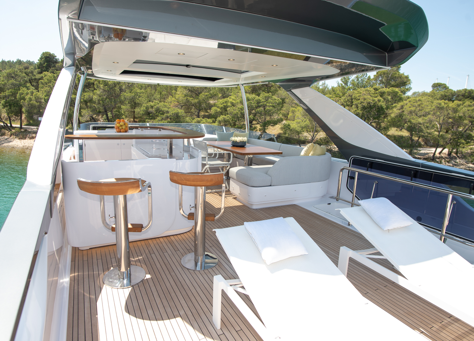 charter yacht azimut 78 fly prewi flybridge