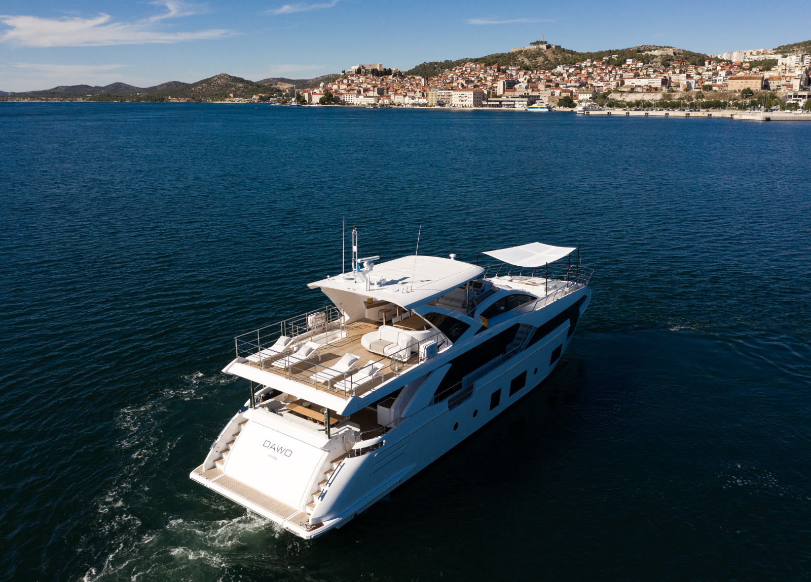 charter yacht azimut grande 27 metri dawo cruising