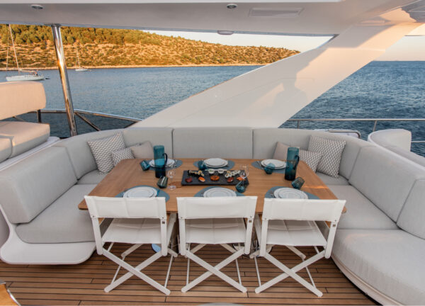 charter yacht azimut grande 27 metri dawo dining flybridge