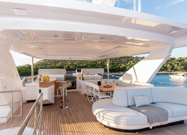 charter yacht azimut grande 27 metri dawo fly