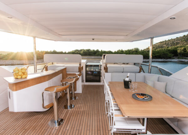 charter yacht azimut grande 27 metri dawo flybridge