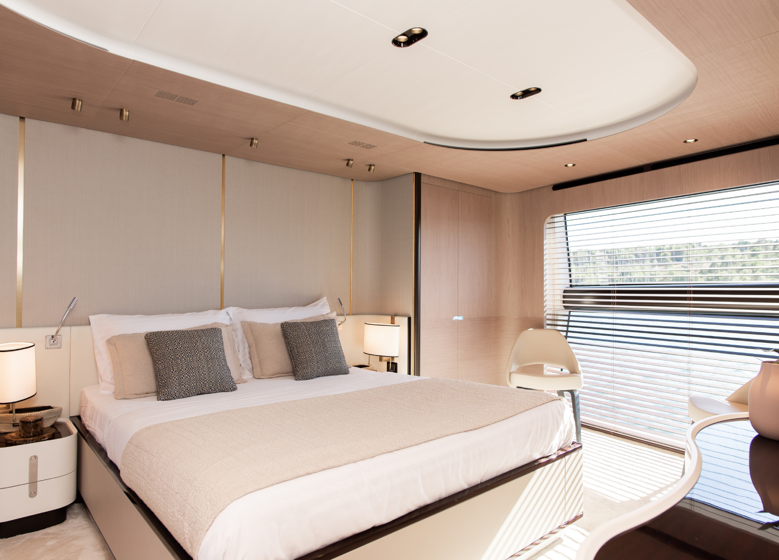 charter yacht azimut grande 27 metri dawo master cabin