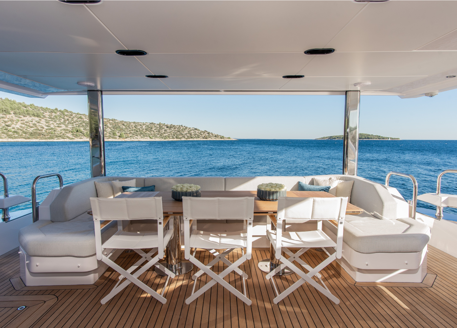 charter yacht azimut grande 27 metri dawo outdoor dining
