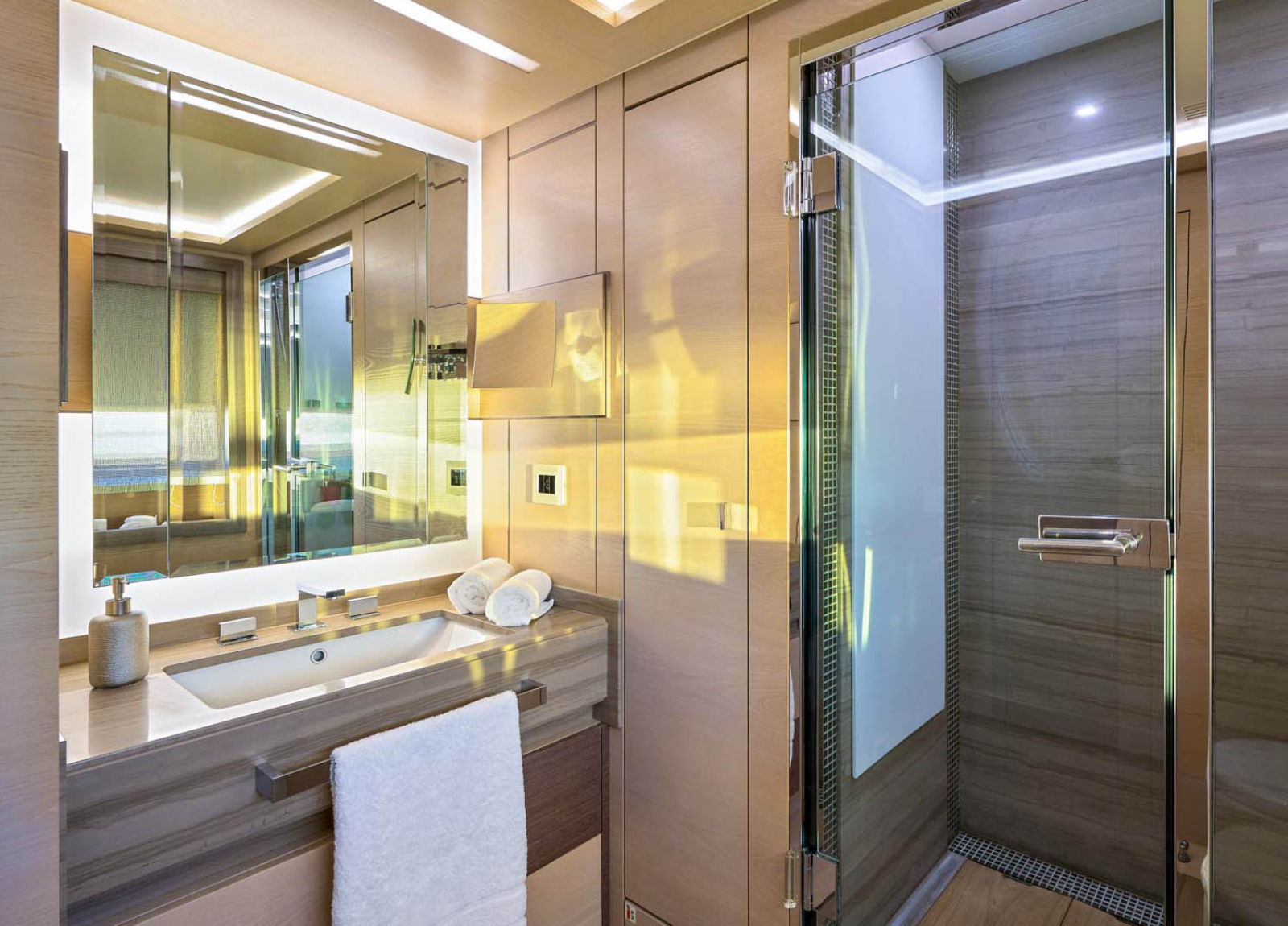 charter yacht benetti delfino 93 ocean drive bathroom