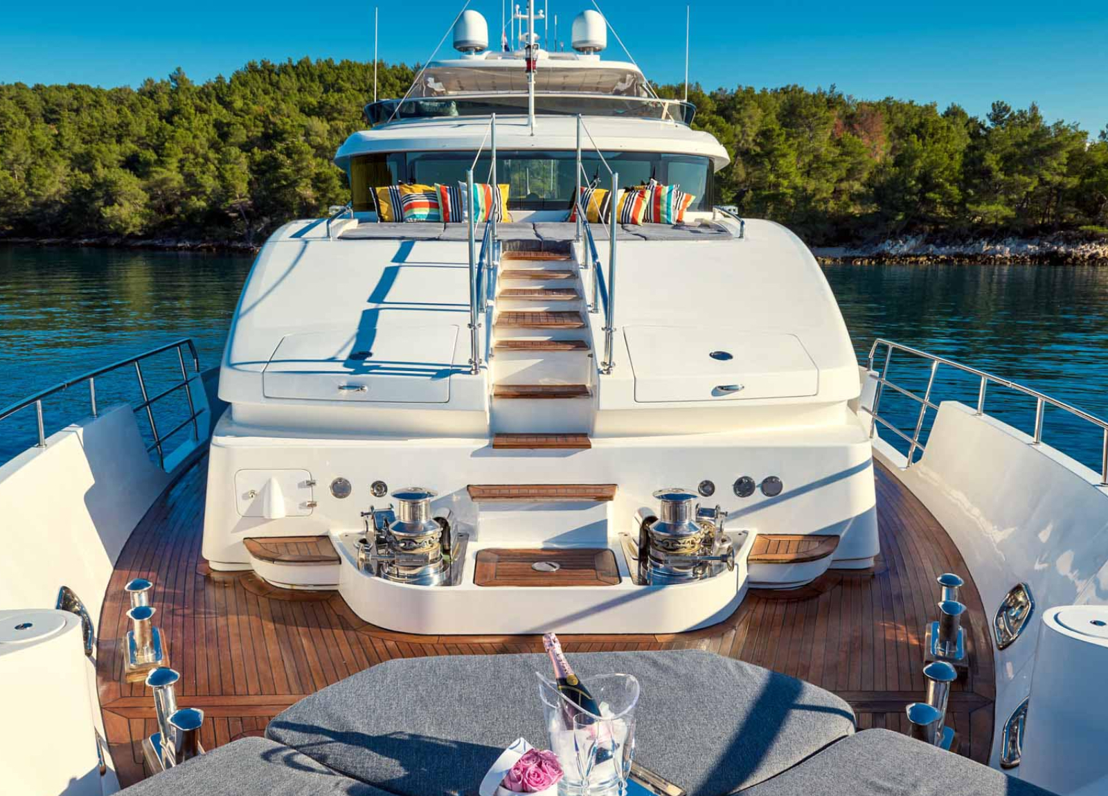 charter yacht benetti delfino 93 ocean drive bow