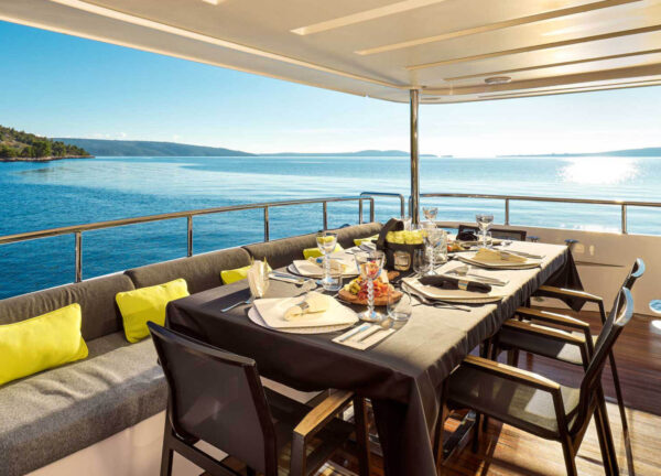 charter yacht benetti delfino 93 ocean drive dining