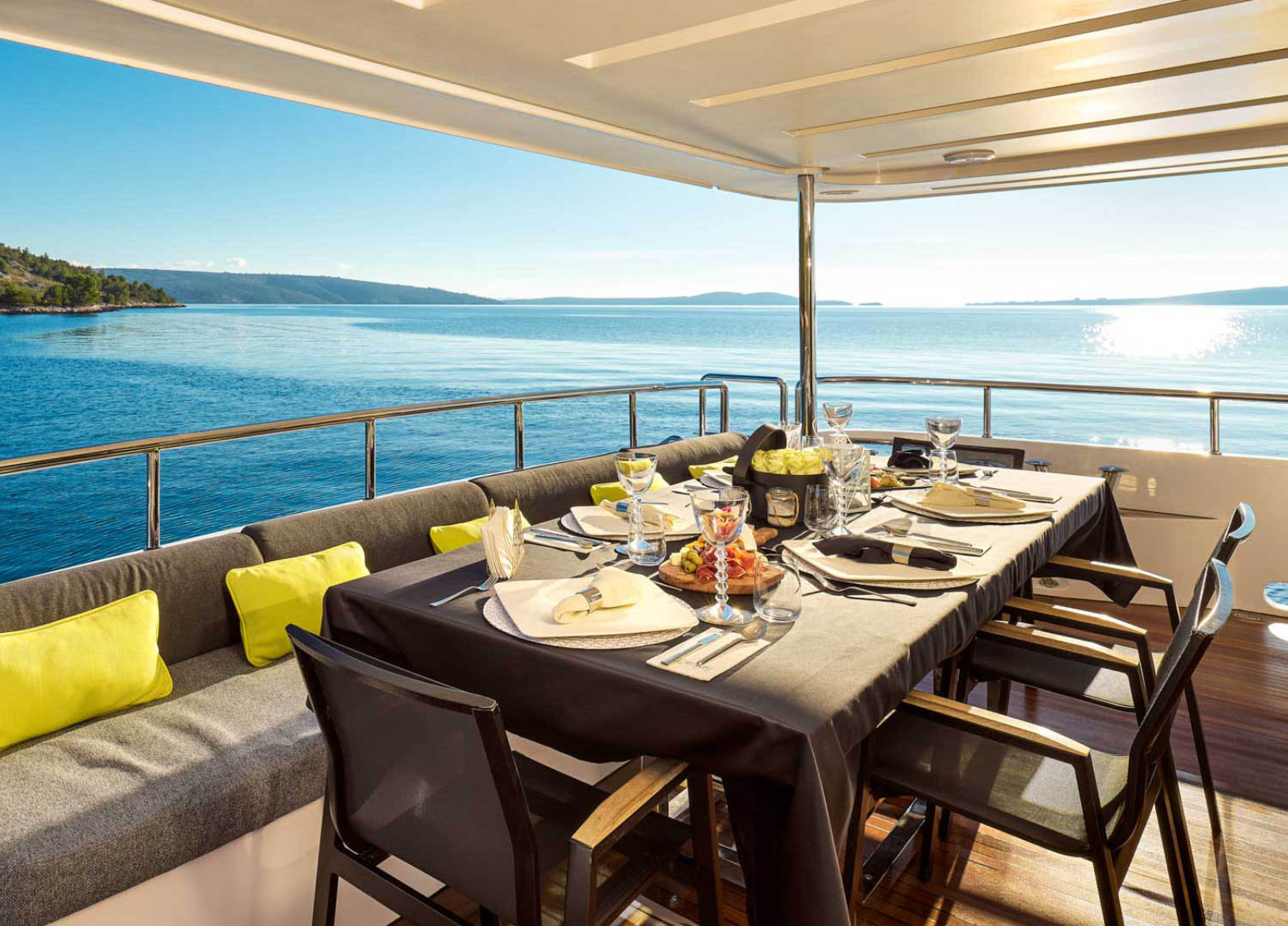 charter yacht benetti delfino 93 ocean drive dining