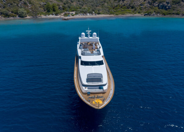 charter yacht cantieri di pisa akhir 100 shooting star bow