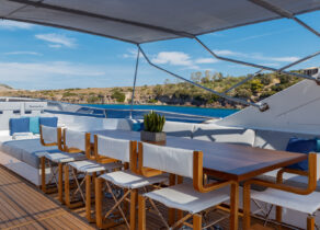 charter-yacht-cantieri-di-pisa-akhir-100-shooting-star-dining-flybridge