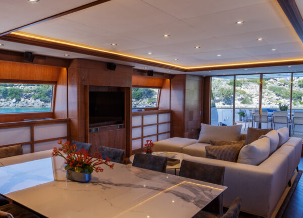 charter yacht cantieri di pisa akhir 100 shooting star salon