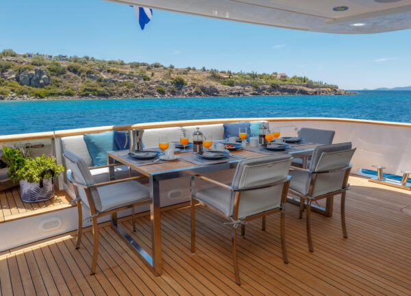 charter yacht cantieri di pisa akhir 100 shooting star stern dining