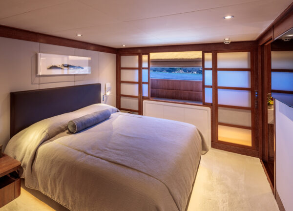 charter yacht cantieri di pisa akhir 100 shooting star vip cabin