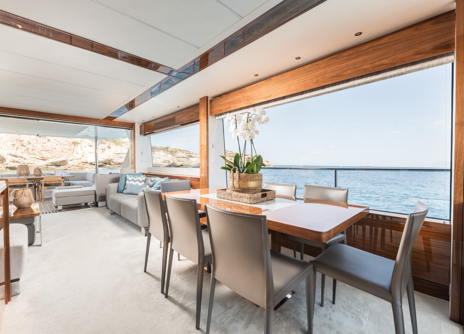 Sunseeker 76 saahsa indoor dining