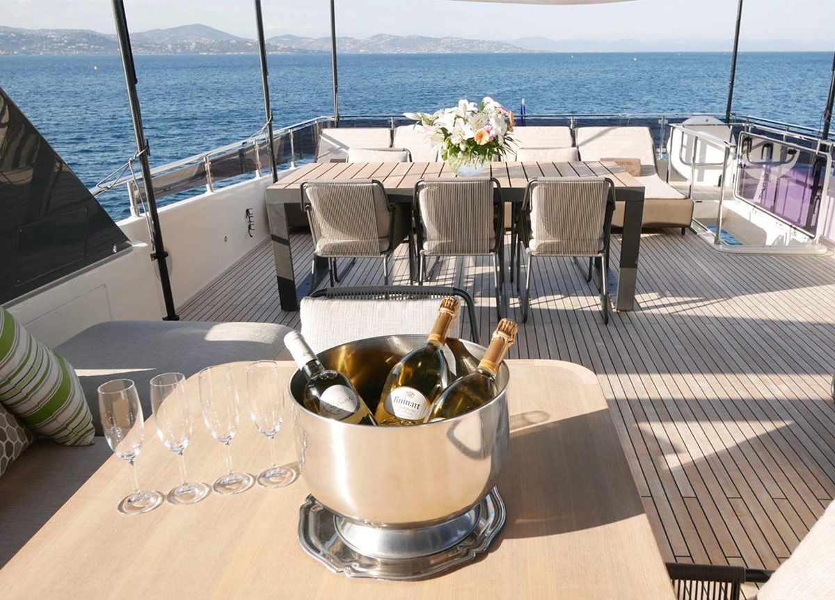 ferretti-920-upstream-flybridge