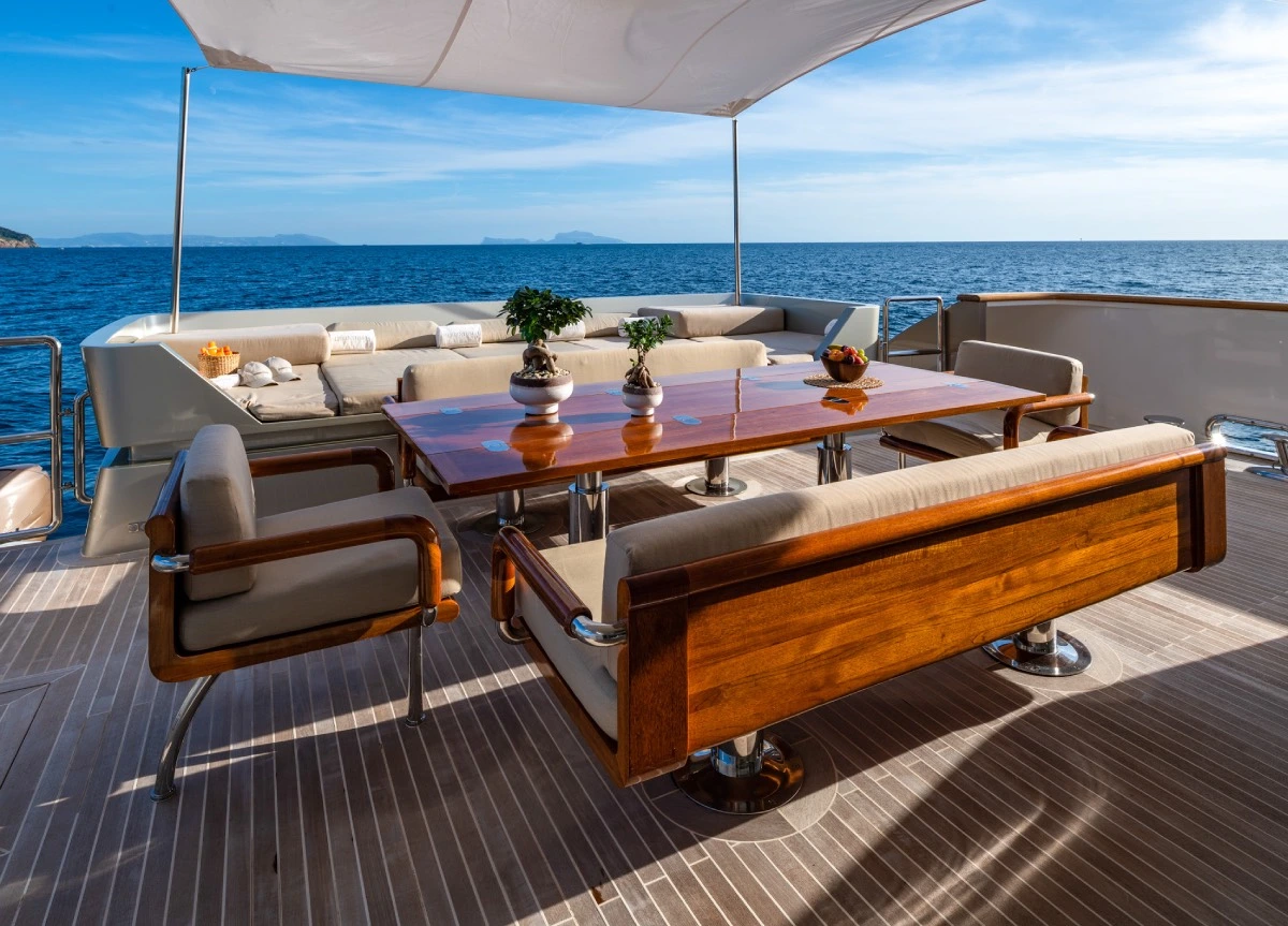 tamsen yachts quantum h alfresco dining