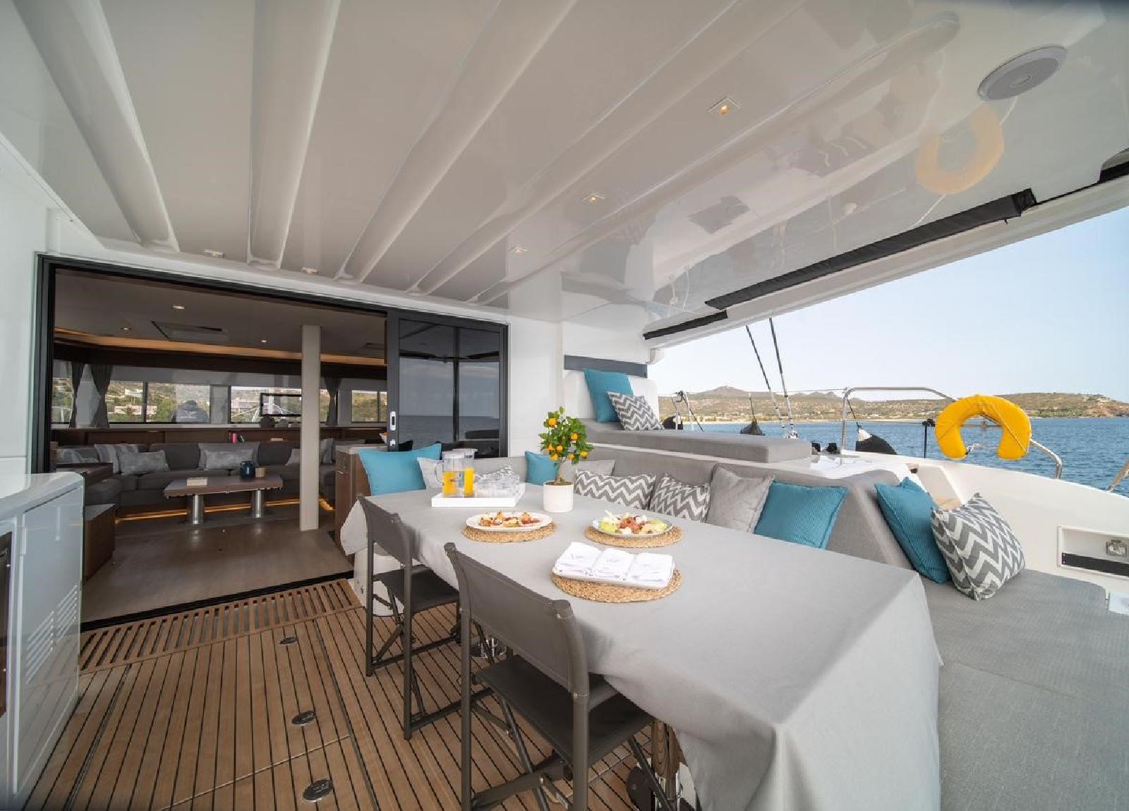 Hydrus dinning table