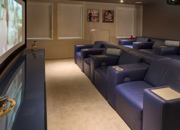 cinema room luxusyacht serenity 72 Mittelmeer