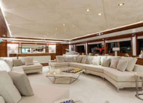 lounge luxusyacht omega 82 westliches mitelmeer