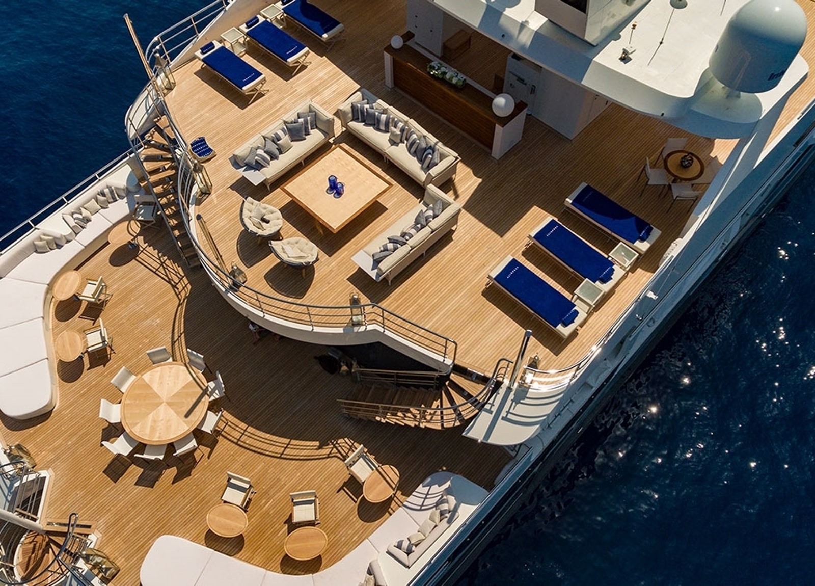 oberdeck luxusyacht serenity 72 Mittelmeer charter