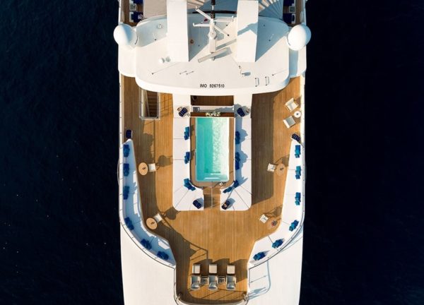 oberdeck pool luxusyacht serenity 72