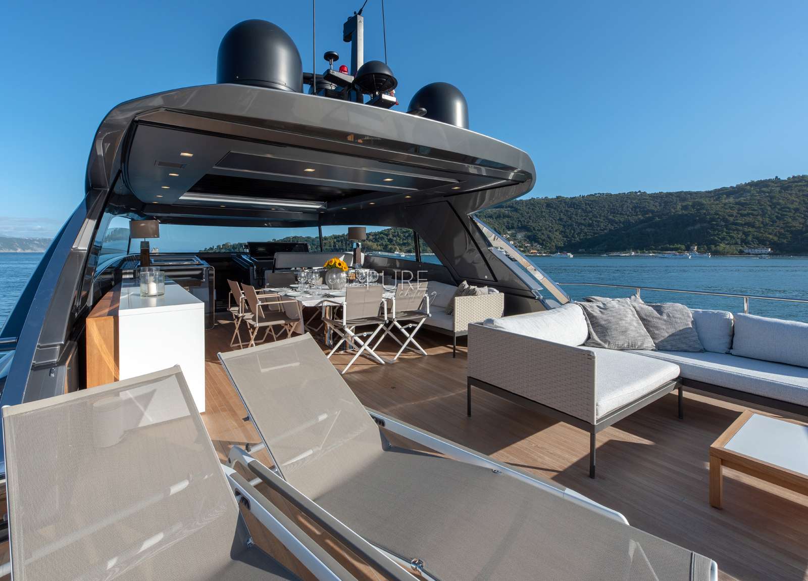 charter luxusyacht sanlorenzo sx88 sunbeds