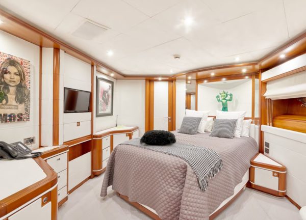 master kabine luxusyacht crm 130 bunker