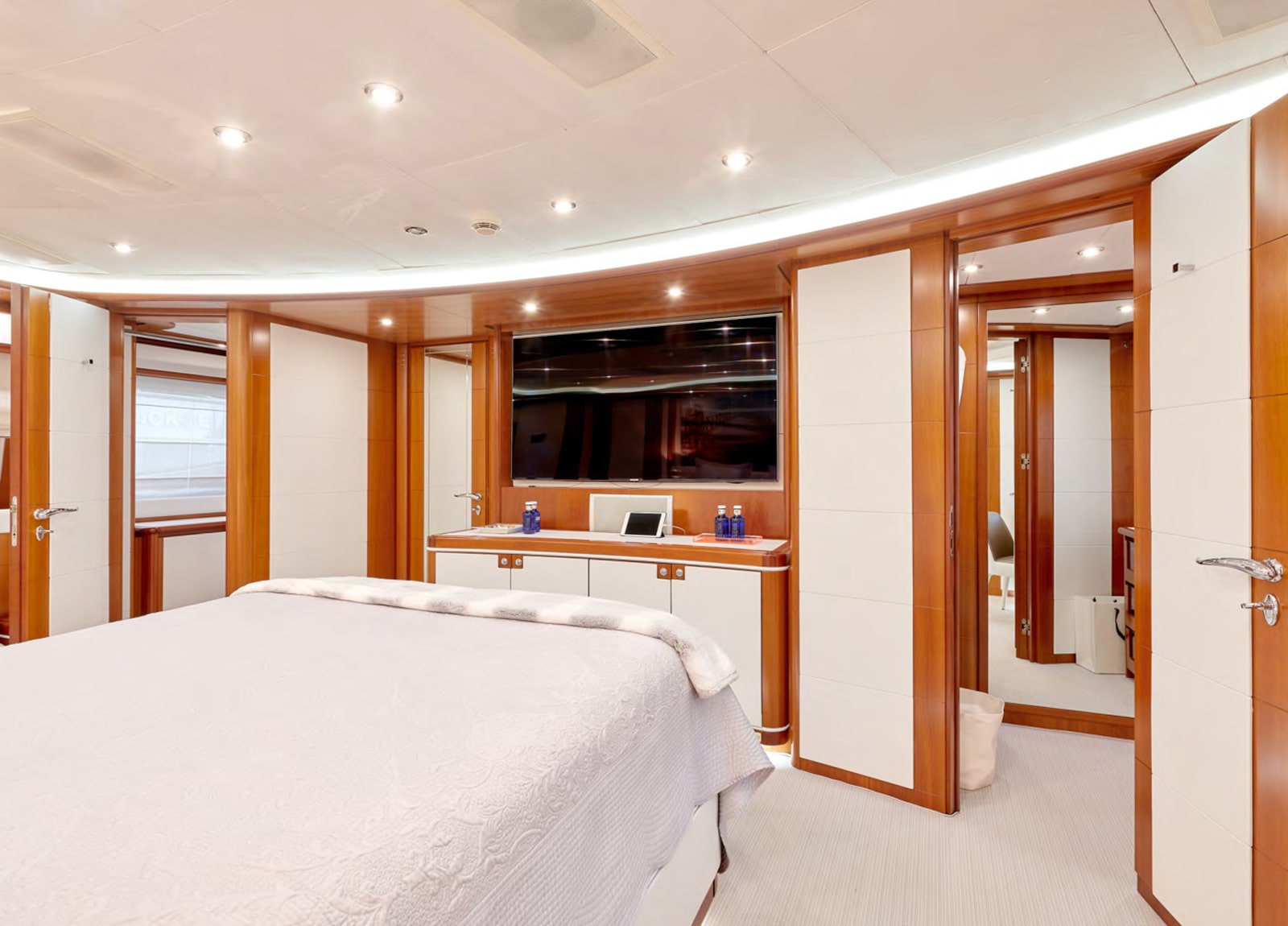 master kabine luxusyacht crm 130 bunker balearics