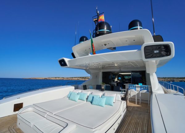 sunbeds luxusyacht mangusta 130 shane balearics