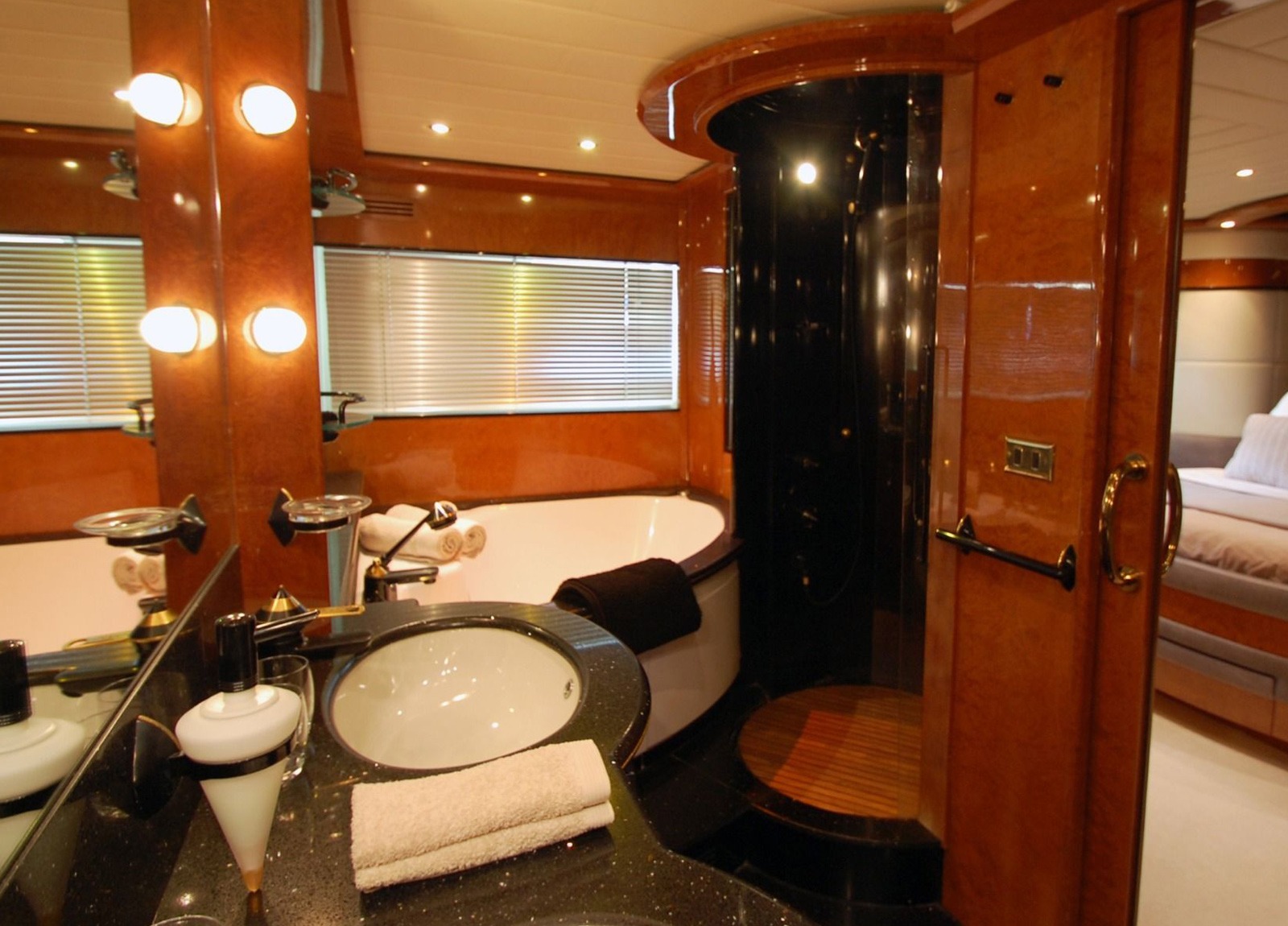 badezimmer luxusyacht mochi craft 85 leigh