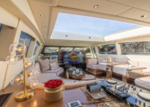 lounge luxusyacht mangusta 92 five stars balearics