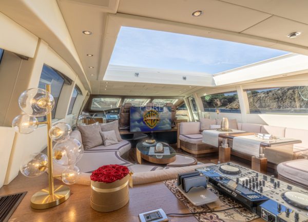 lounge luxusyacht mangusta 92 five stars balearics