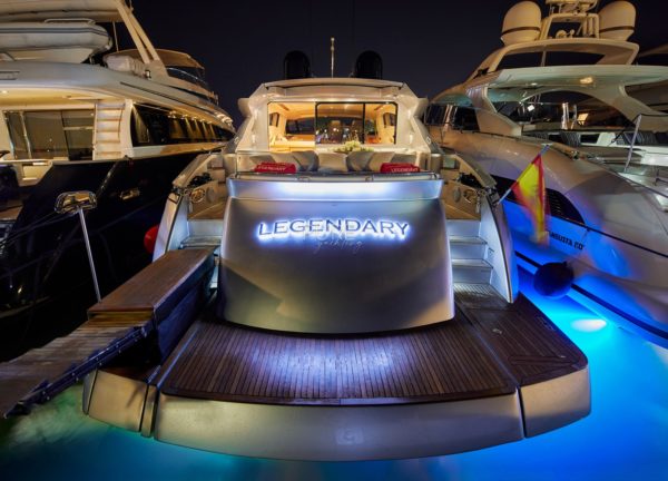 rückseite luxusyacht pershing 72 legendary balearic islands